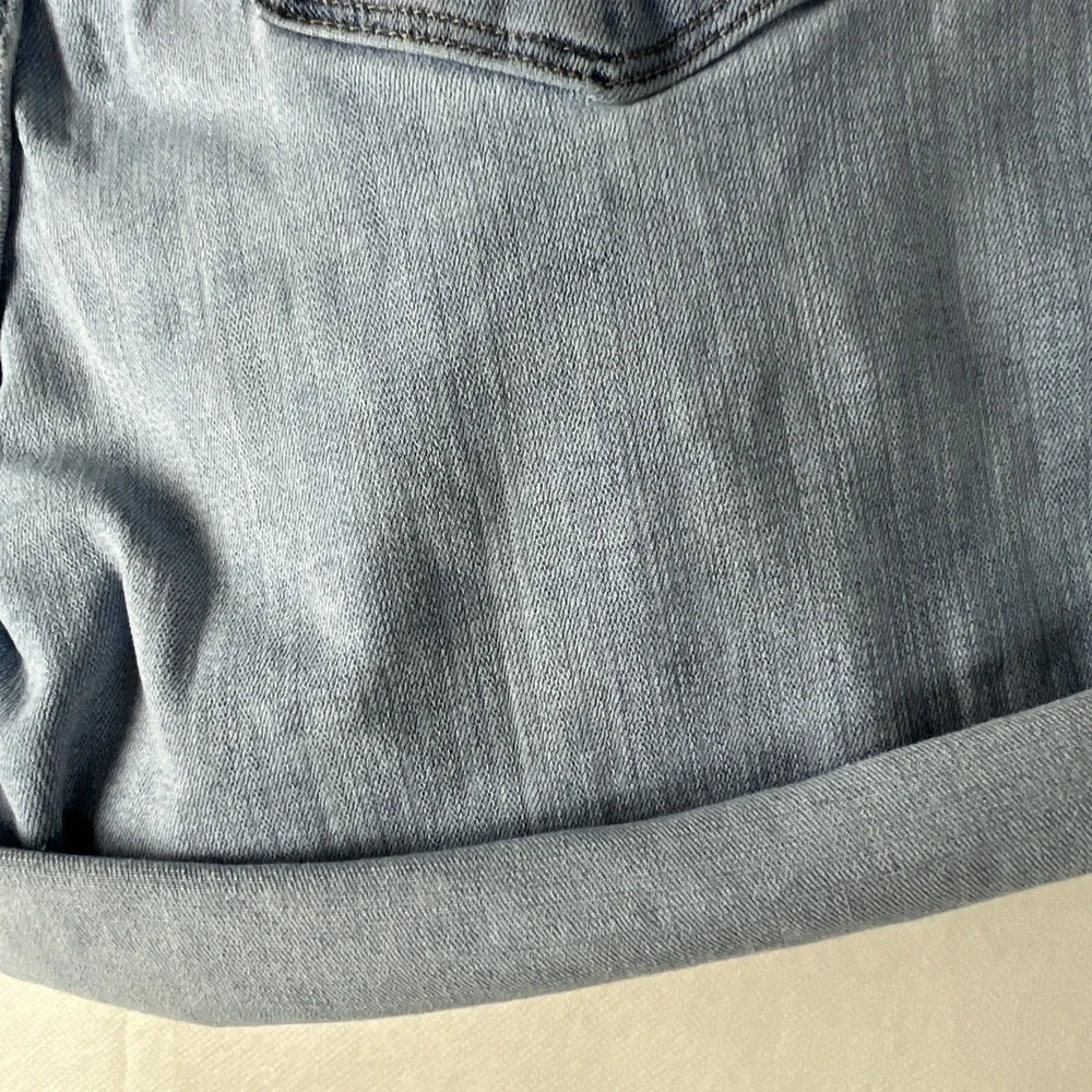 Levi's Womens Classic Shorts Size W28 Mid Rise Denim Red Tag Light Blue‎ D22
